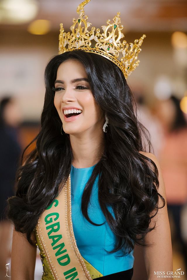 Hoa hậu Hòa Bình bị cư dân mạng quốc tế chỉ trích dữ dội vì cười hả hê khi được khen đẹp hơn Phương Khánh