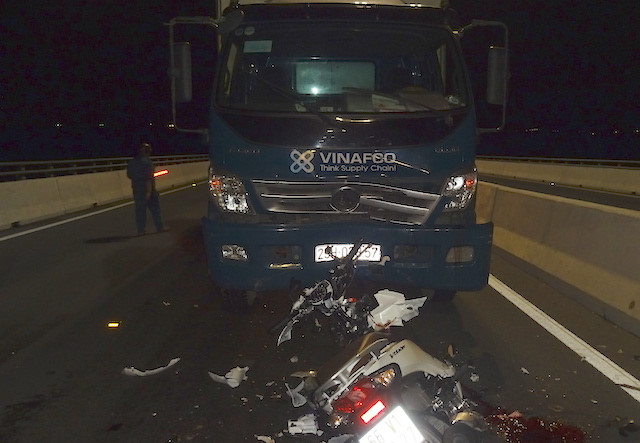 Chạy xe ngược chiều trên cầu Cao Lãnh, hai cô gái trẻ tử vong