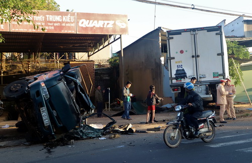 Hai ôtô đâm nhau, người phụ nữ văng khỏi xe