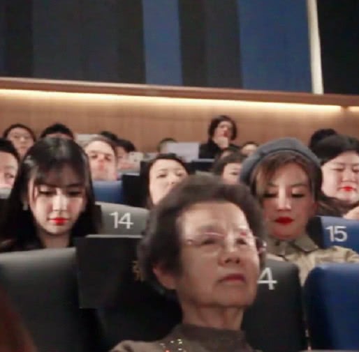 Hình ảnh xôn xao: Triệu Vy ngồi giữa làm vạch phân cách cặp đôi Angela Baby - Huỳnh Hiểu Minh đang gặp trục trặc?