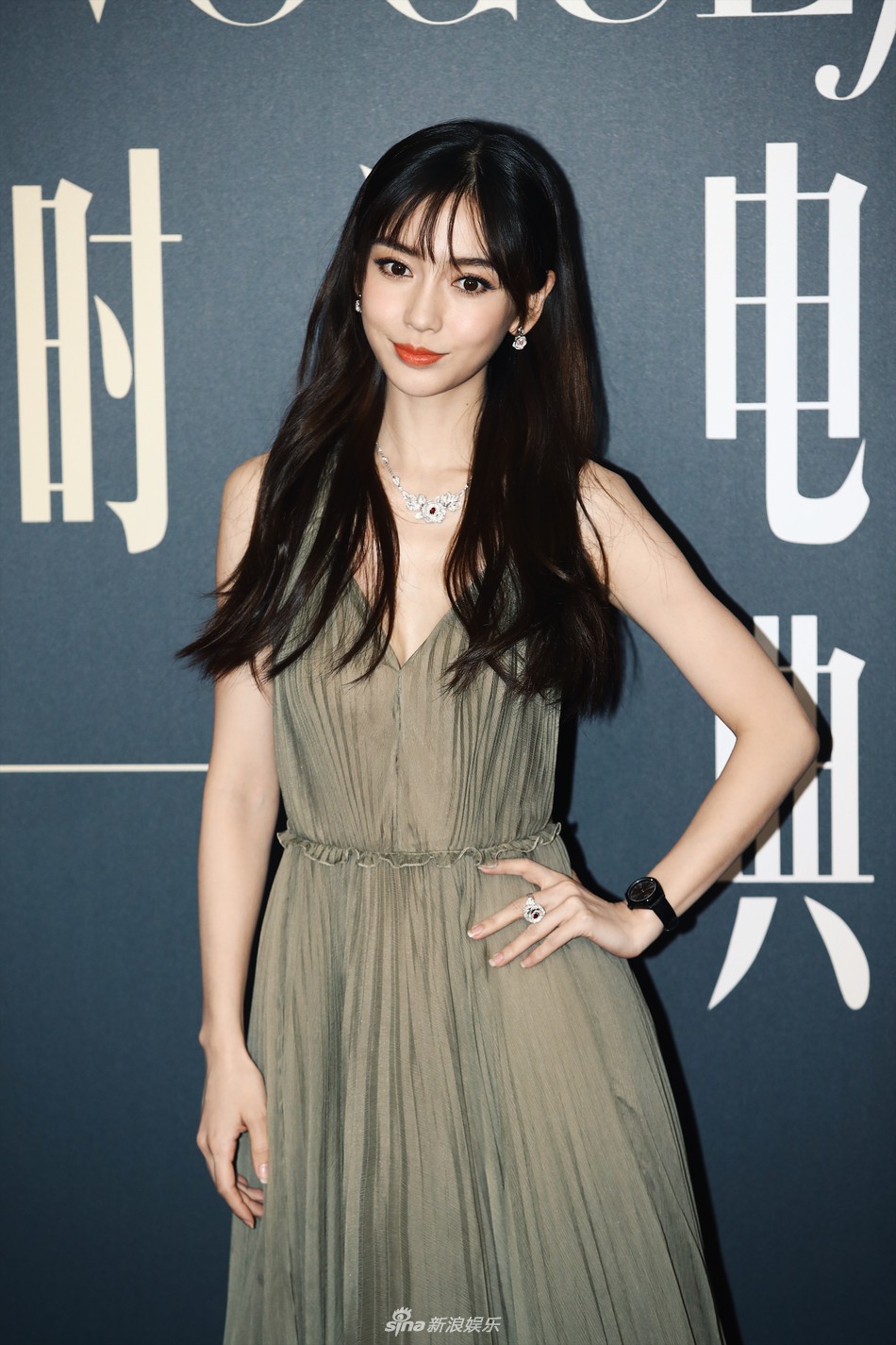 Hình ảnh xôn xao: Triệu Vy ngồi giữa làm vạch phân cách cặp đôi Angela Baby - Huỳnh Hiểu Minh đang gặp trục trặc?