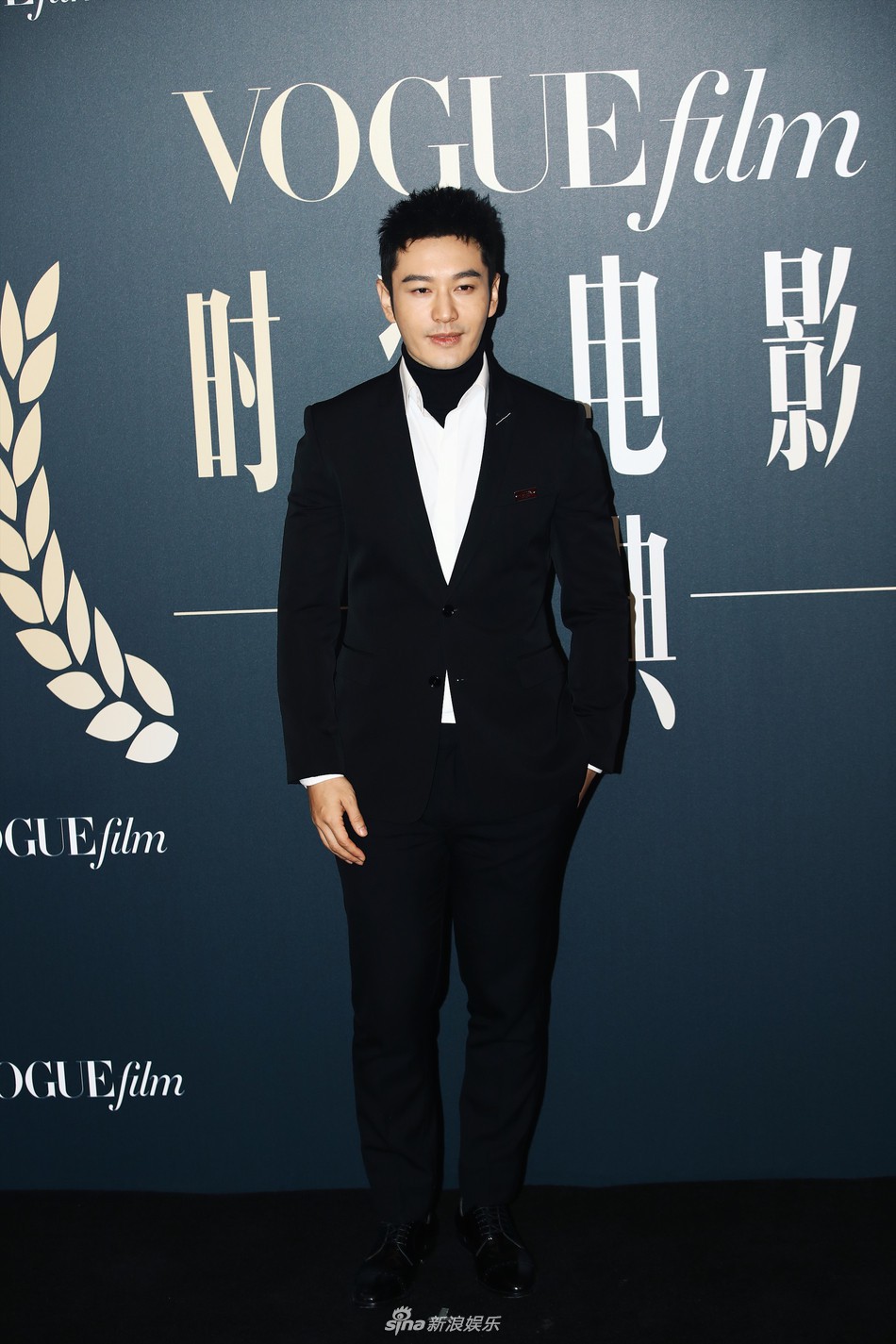 Hình ảnh xôn xao: Triệu Vy ngồi giữa làm vạch phân cách cặp đôi Angela Baby - Huỳnh Hiểu Minh đang gặp trục trặc?