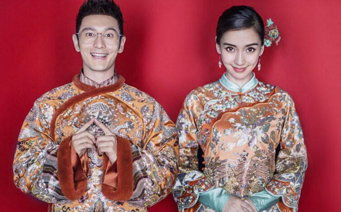 Hình ảnh xôn xao: Triệu Vy ngồi giữa làm vạch phân cách cặp đôi Angela Baby - Huỳnh Hiểu Minh đang gặp trục trặc?