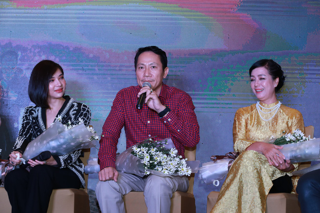 Lưu Đê Ly khóc sưng mắt khi được hỏi một câu trong buổi ra mắt phim mới thế sóng Quỳnh búp bê