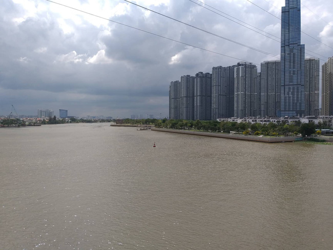 Vừa vớt được thi thể nam thanh niên lên, một người đàn ông khác lại nhảy cầu Sài Gòn tự tử