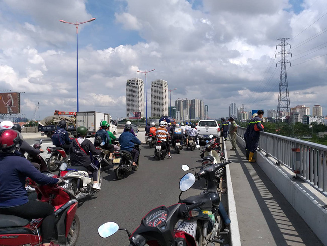 Vừa vớt được thi thể nam thanh niên lên, một người đàn ông khác lại nhảy cầu Sài Gòn tự tử