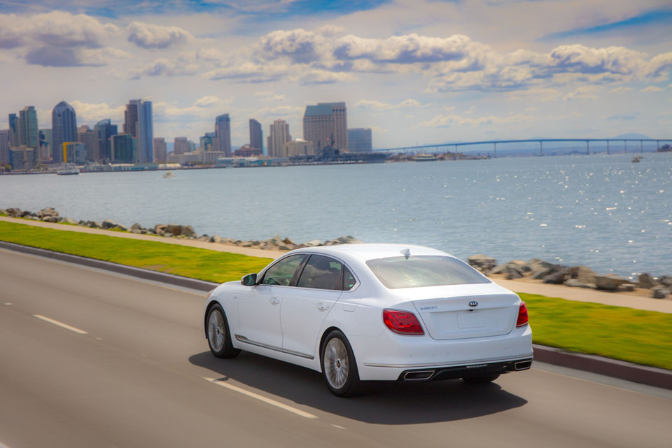 Kia K900 2019 giá từ 60.000 USD, đắt hơn Mercedes-Benz E-Class