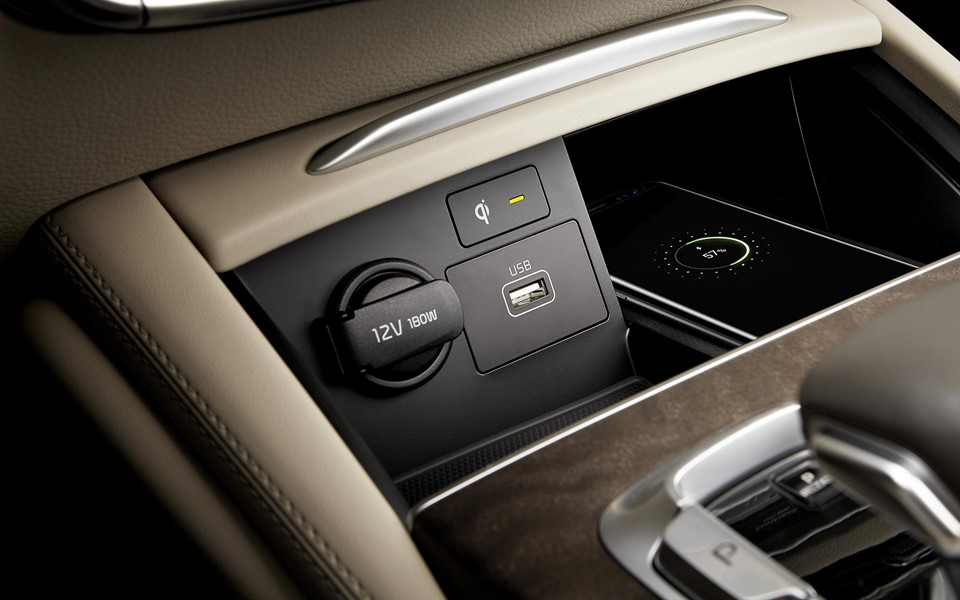 Kia K900 2019 giá từ 60.000 USD, đắt hơn Mercedes-Benz E-Class