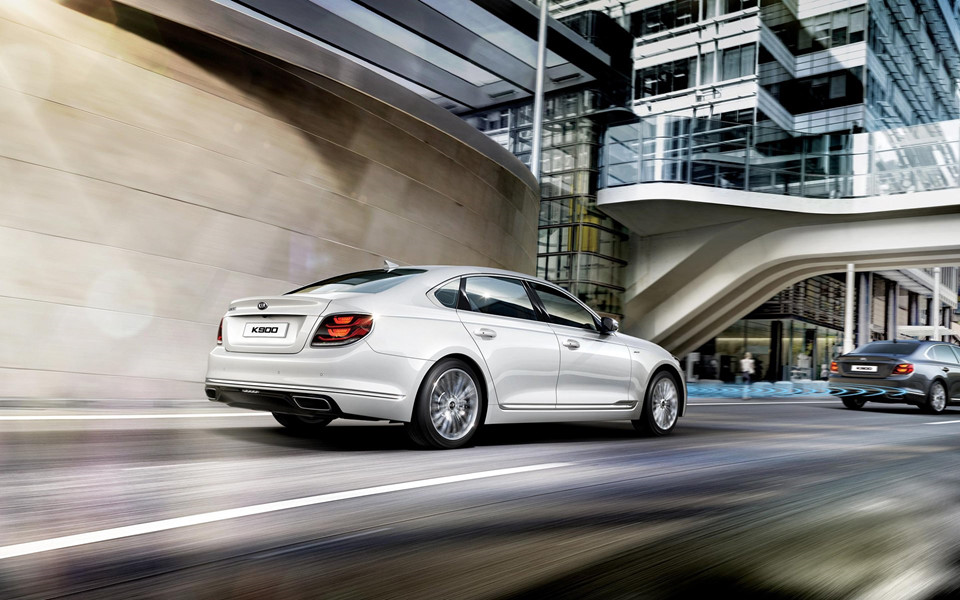 Kia K900 2019 giá từ 60.000 USD, đắt hơn Mercedes-Benz E-Class