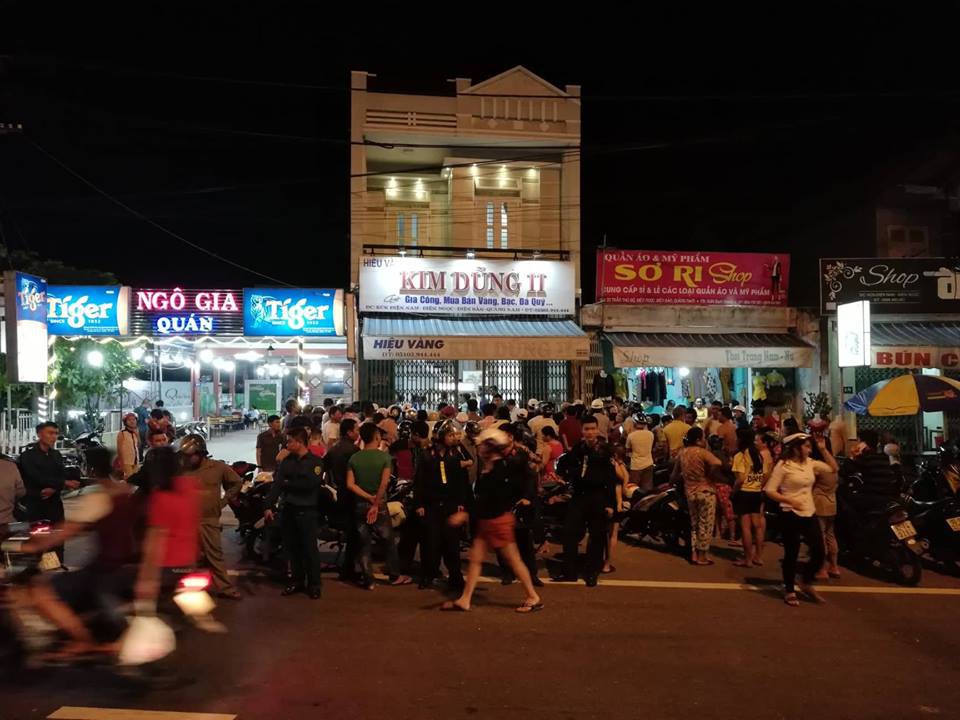 Video: Cướp vàng táo tợn chỉ trong vài giây, chủ cửa hàng ngồi cách 3 bước chân không kịp phản ứng