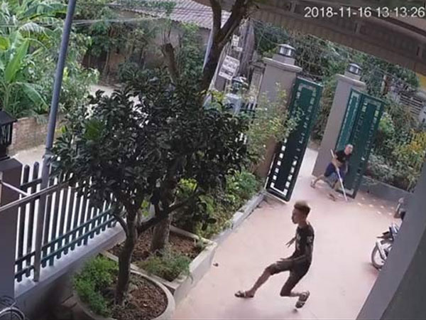 Hãi hùng tập đoàn choai choai vác dao kiếm xông vào nhà dân chém người