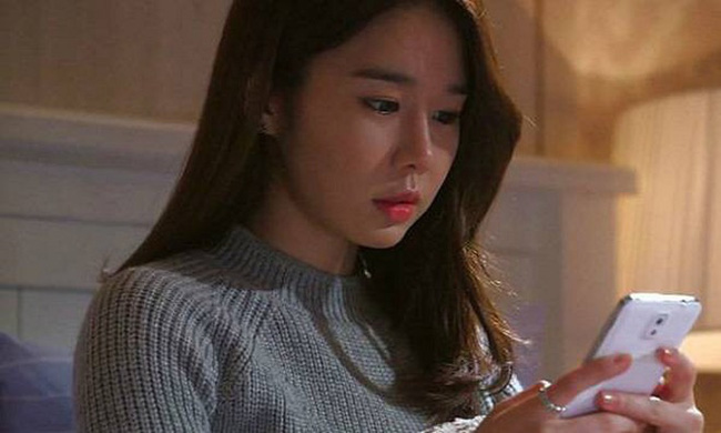 Biết đồng nghiệp ngoại tình với chồng mình, lại còn gợi ý cho anh làm điều trơ trẽn, vợ cao tay ra đòn khiến ả tái mặt