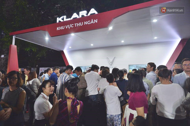 Khách hàng chen chân đăng ký, nộp tiền để được sở hữu những chiếc xe VinFast đầu tiên