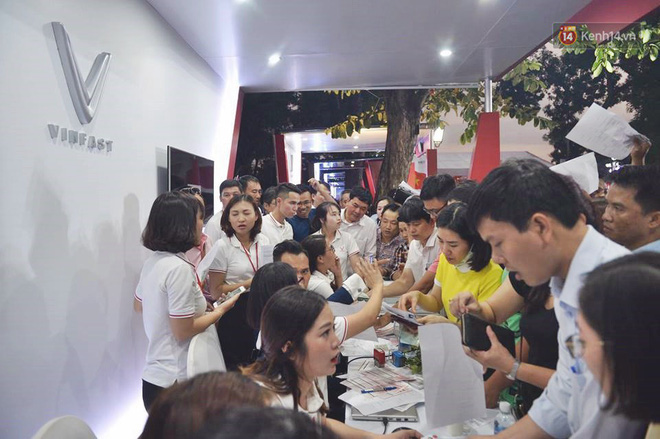 Khách hàng chen chân đăng ký, nộp tiền để được sở hữu những chiếc xe VinFast đầu tiên