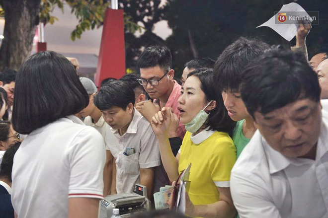 Khách hàng chen chân đăng ký, nộp tiền để được sở hữu những chiếc xe VinFast đầu tiên