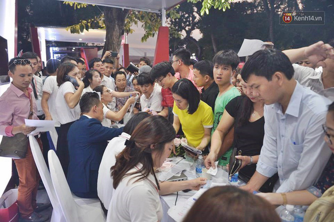 Khách hàng chen chân đăng ký, nộp tiền để được sở hữu những chiếc xe VinFast đầu tiên