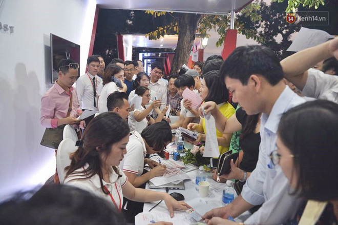 Khách hàng chen chân đăng ký, nộp tiền để được sở hữu những chiếc xe VinFast đầu tiên