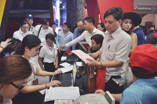 Khách hàng chen chân đăng ký, nộp tiền để được sở hữu những chiếc xe VinFast đầu tiên