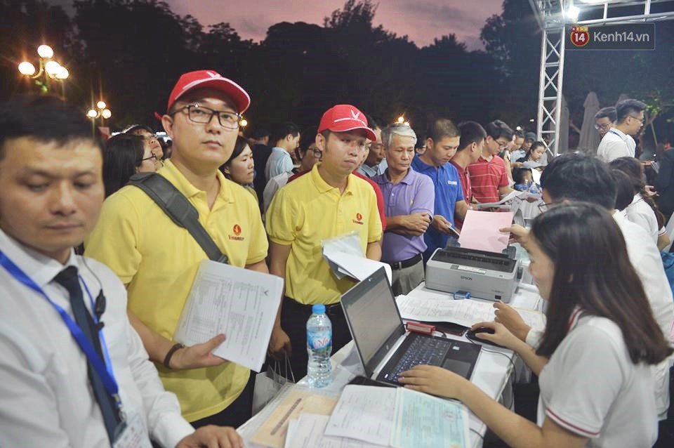 Khách hàng chen chân đăng ký, nộp tiền để được sở hữu những chiếc xe VinFast đầu tiên