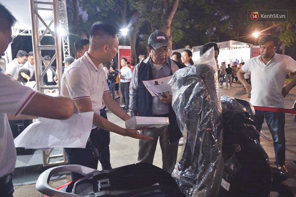 Khách hàng chen chân đăng ký, nộp tiền để được sở hữu những chiếc xe VinFast đầu tiên