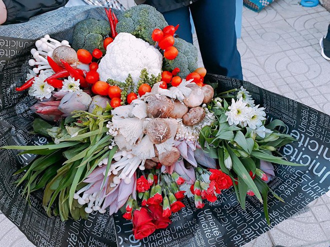 Biết cô giáo thích ăn lẩu, học sinh lớp 9 tặng ngay một bó hoa rau củ tươi rói nhân ngày 20/11