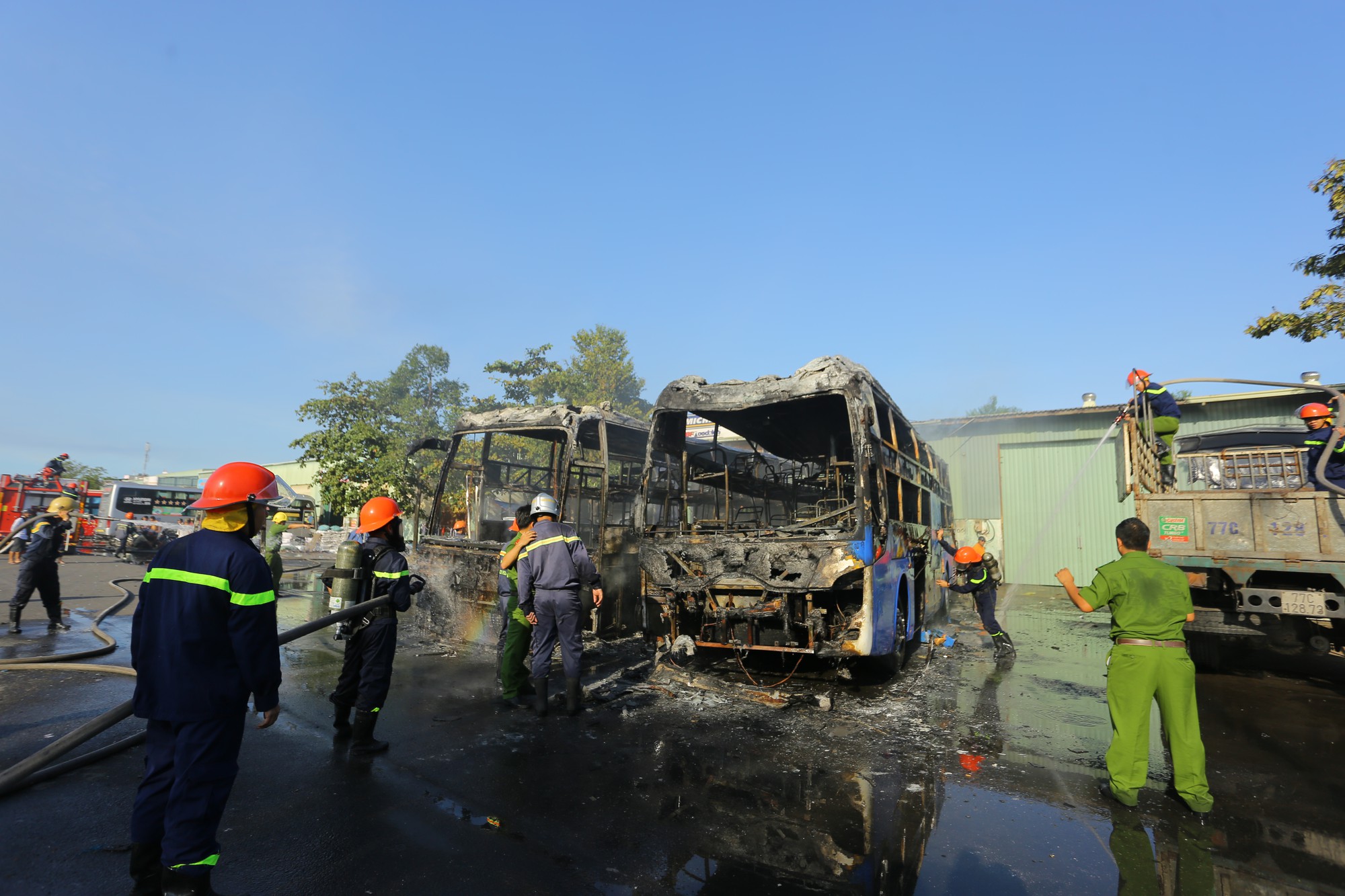 Clip: Hai xe khách bốc cháy dữ dội giữa bến xe trung tâm Đà Nẵng, hàng trăm hành khách nháo nhào