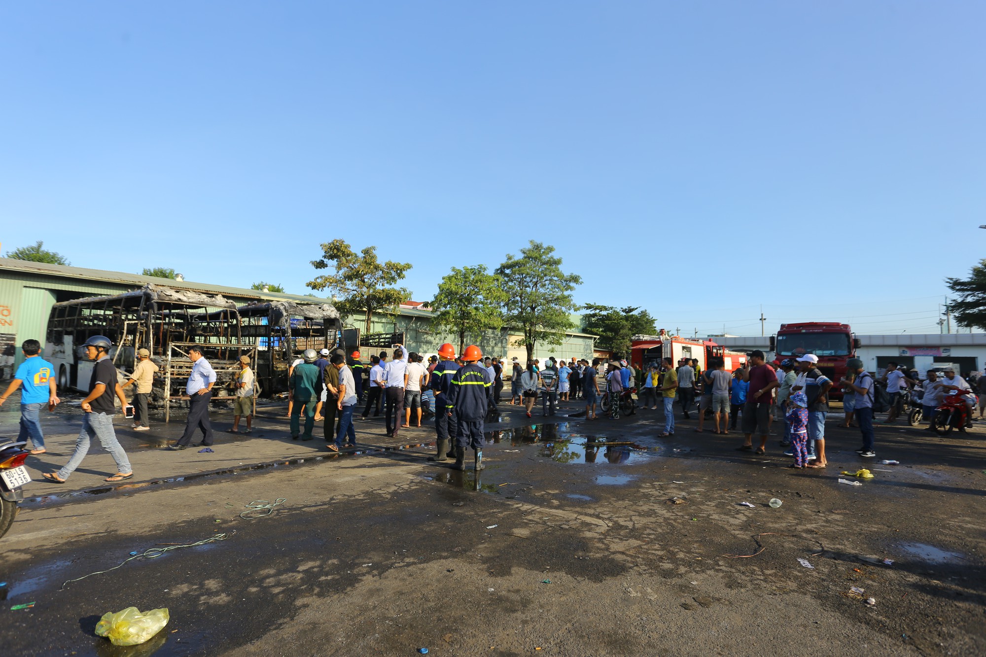 Clip: Hai xe khách bốc cháy dữ dội giữa bến xe trung tâm Đà Nẵng, hàng trăm hành khách nháo nhào