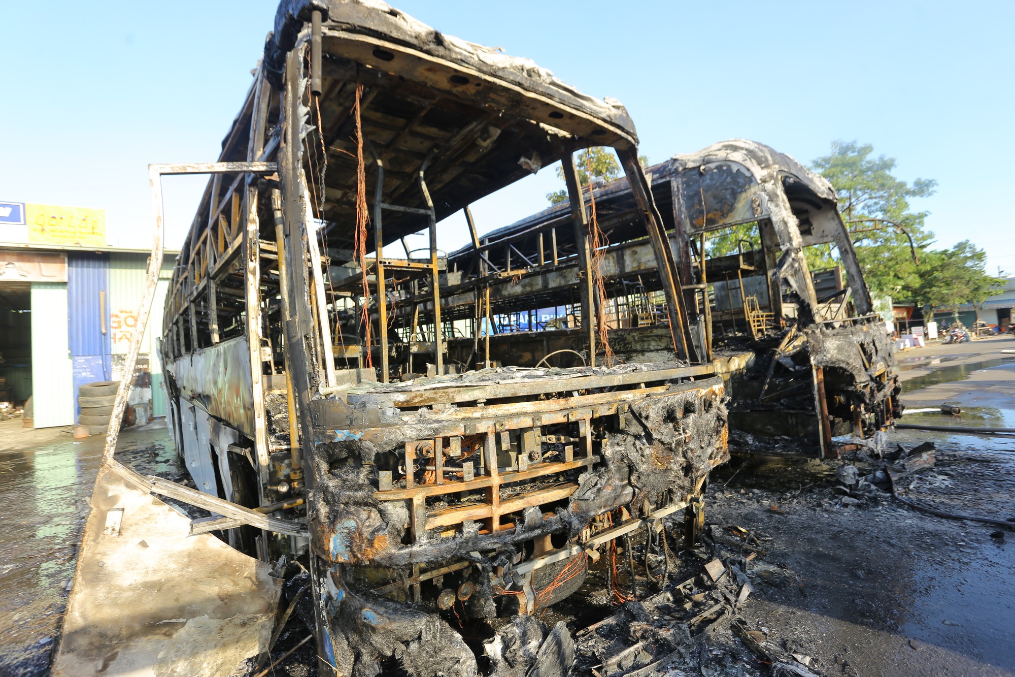 Clip: Hai xe khách bốc cháy dữ dội giữa bến xe trung tâm Đà Nẵng, hàng trăm hành khách nháo nhào