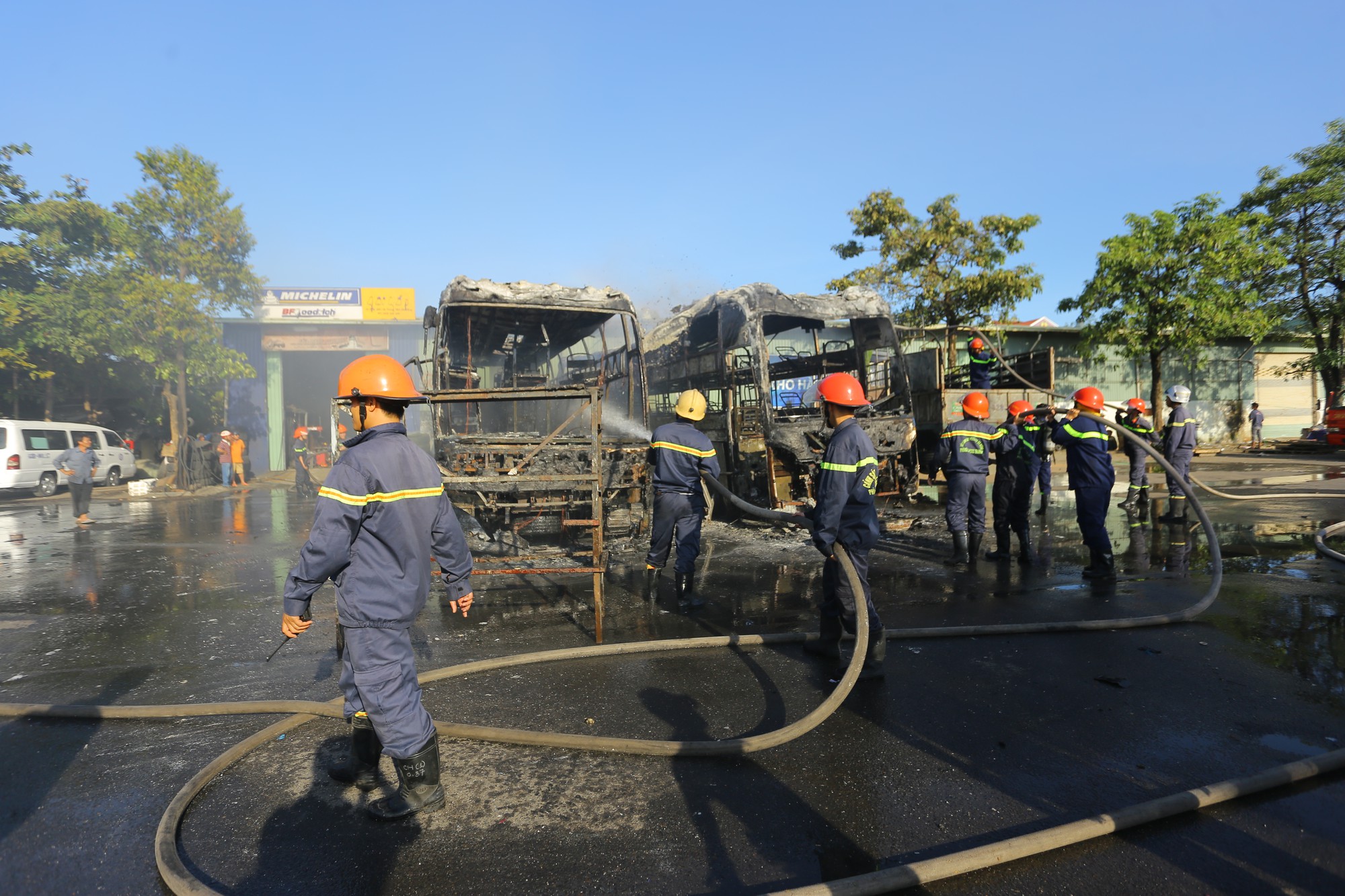 Clip: Hai xe khách bốc cháy dữ dội giữa bến xe trung tâm Đà Nẵng, hàng trăm hành khách nháo nhào