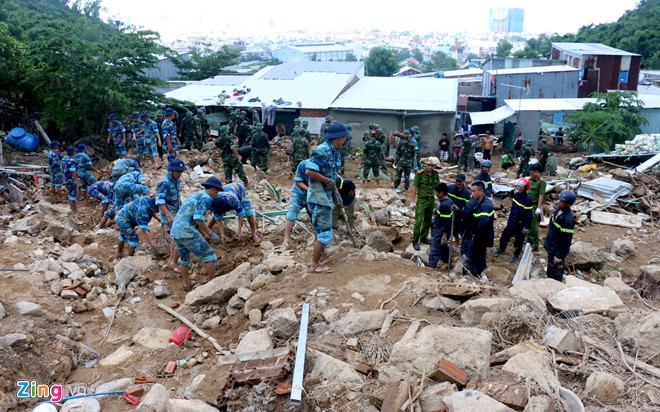 Hàng trăm chiến sĩ tìm người mất tích sau vụ lở núi ở Nha Trang