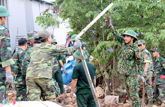 Hàng trăm chiến sĩ tìm người mất tích sau vụ lở núi ở Nha Trang
