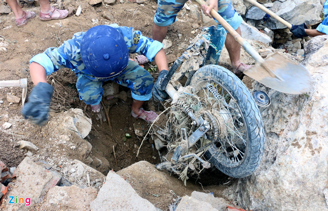 Hàng trăm chiến sĩ tìm người mất tích sau vụ lở núi ở Nha Trang
