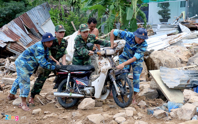 Hàng trăm chiến sĩ tìm người mất tích sau vụ lở núi ở Nha Trang