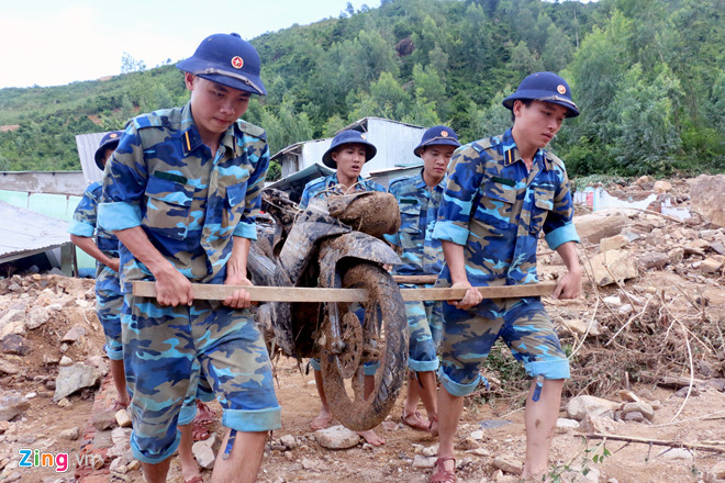 Hàng trăm chiến sĩ tìm người mất tích sau vụ lở núi ở Nha Trang