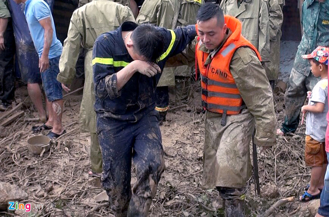 Hàng trăm chiến sĩ tìm người mất tích sau vụ lở núi ở Nha Trang