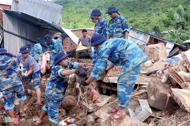 Hàng trăm chiến sĩ tìm người mất tích sau vụ lở núi ở Nha Trang