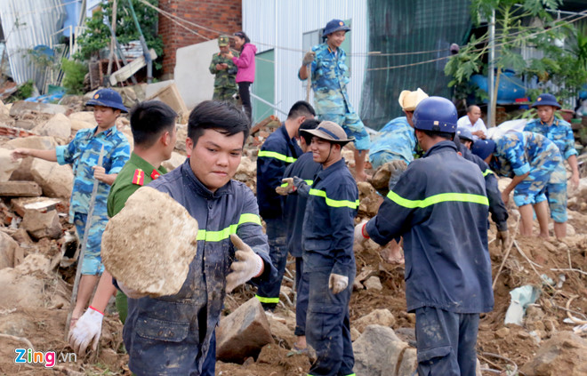 Hàng trăm chiến sĩ tìm người mất tích sau vụ lở núi ở Nha Trang