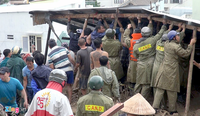 Hàng trăm chiến sĩ tìm người mất tích sau vụ lở núi ở Nha Trang