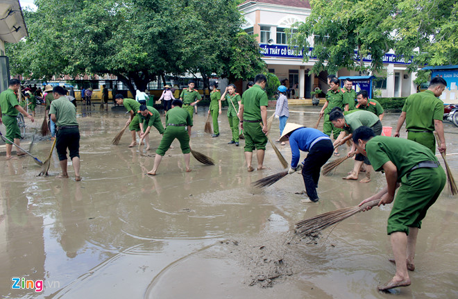 Hàng trăm chiến sĩ tìm người mất tích sau vụ lở núi ở Nha Trang