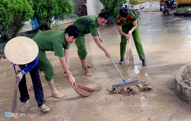 Hàng trăm chiến sĩ tìm người mất tích sau vụ lở núi ở Nha Trang