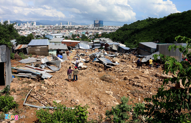Hàng trăm chiến sĩ tìm người mất tích sau vụ lở núi ở Nha Trang