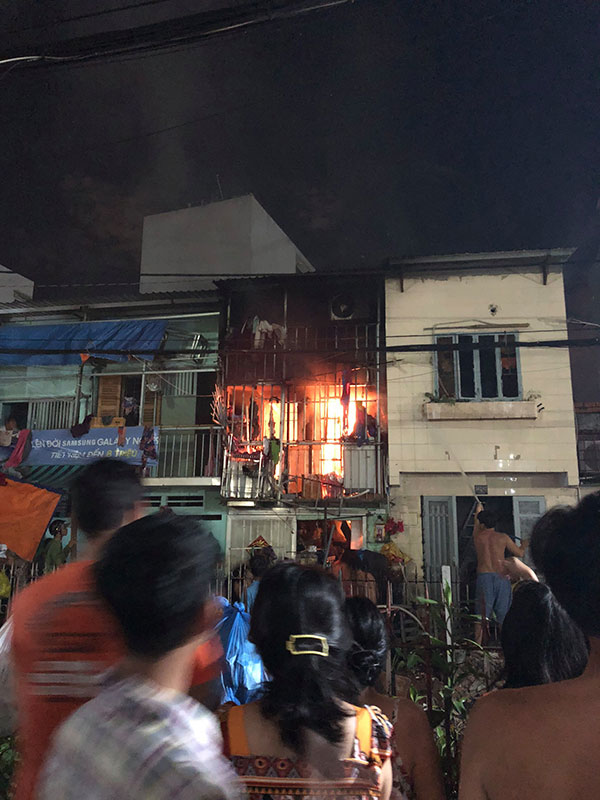 Hai bà cháu mở cửa chạy thoát thân khỏi căn nhà bốc cháy dữ dội ở Sài Gòn