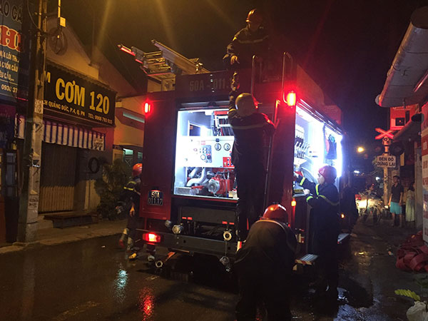 Hai bà cháu mở cửa chạy thoát thân khỏi căn nhà bốc cháy dữ dội ở Sài Gòn