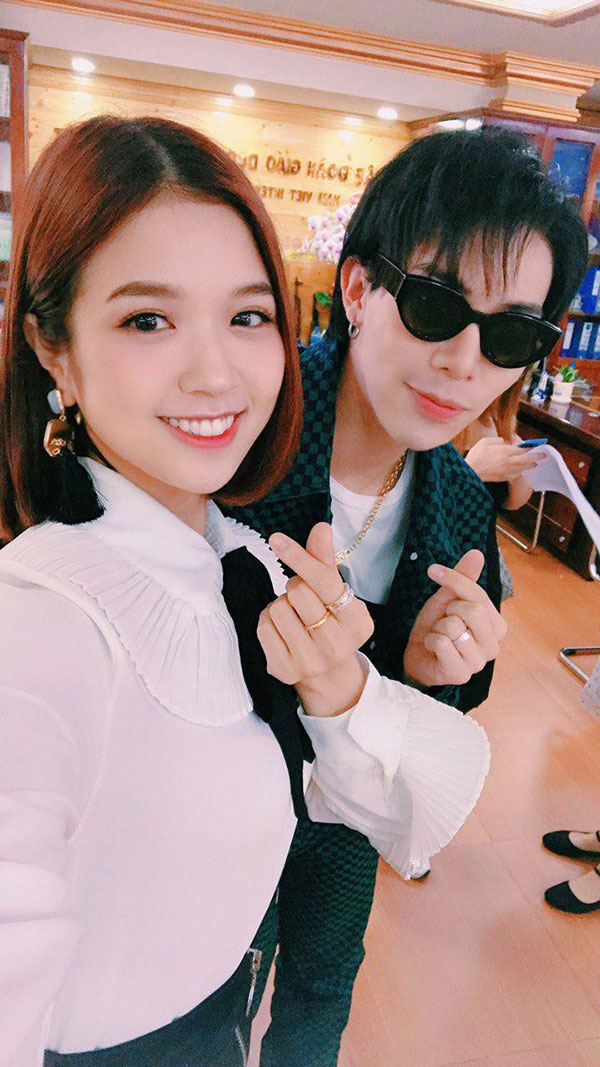 Giật mình Suni Hạ Linh chụp ảnh cùng Erik mà nhìn Erik ai cũng tưởng là tượng sáp của Michael Jackson