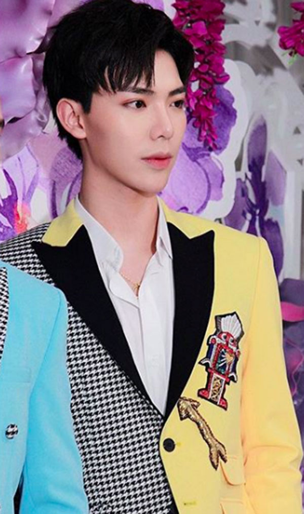 Giật mình Suni Hạ Linh chụp ảnh cùng Erik mà nhìn Erik ai cũng tưởng là tượng sáp của Michael Jackson