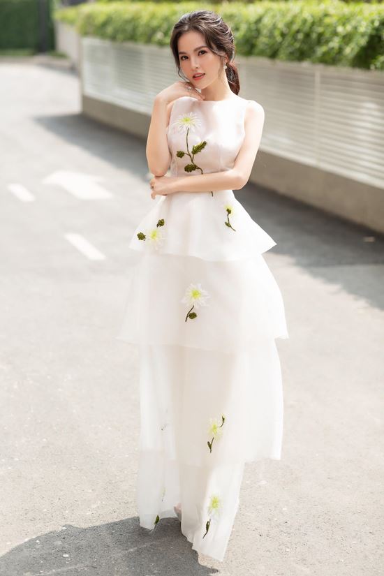 Kỳ Duyên sửa vòng 1 đầy đặn, mặc váy không cần áo lót vẫn tôn ngực