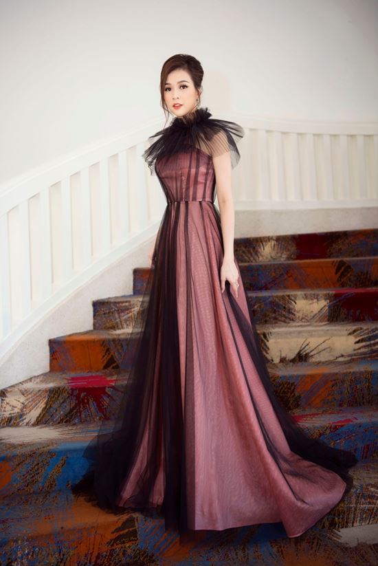 Kỳ Duyên sửa vòng 1 đầy đặn, mặc váy không cần áo lót vẫn tôn ngực