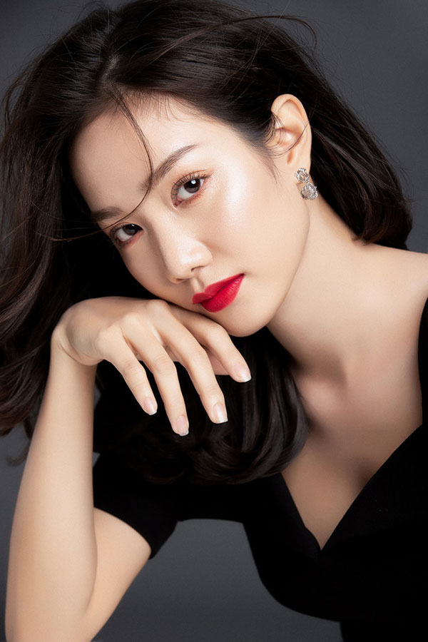 Mỹ nhân gương mặt đẹp nhất Hoa hậu Việt Nam gia nhập showbiz