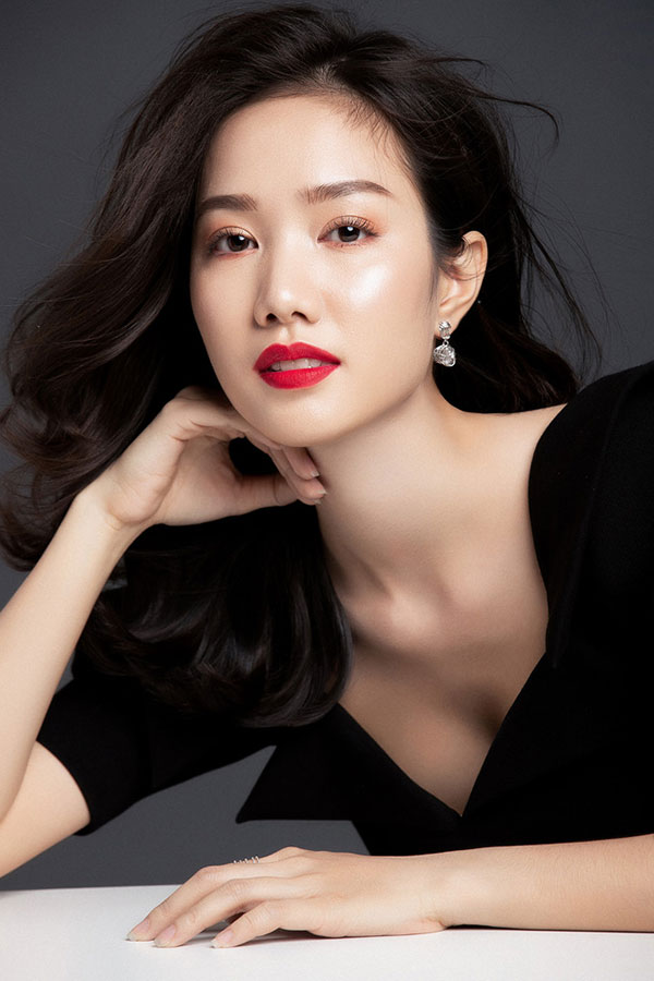 Mỹ nhân gương mặt đẹp nhất Hoa hậu Việt Nam gia nhập showbiz