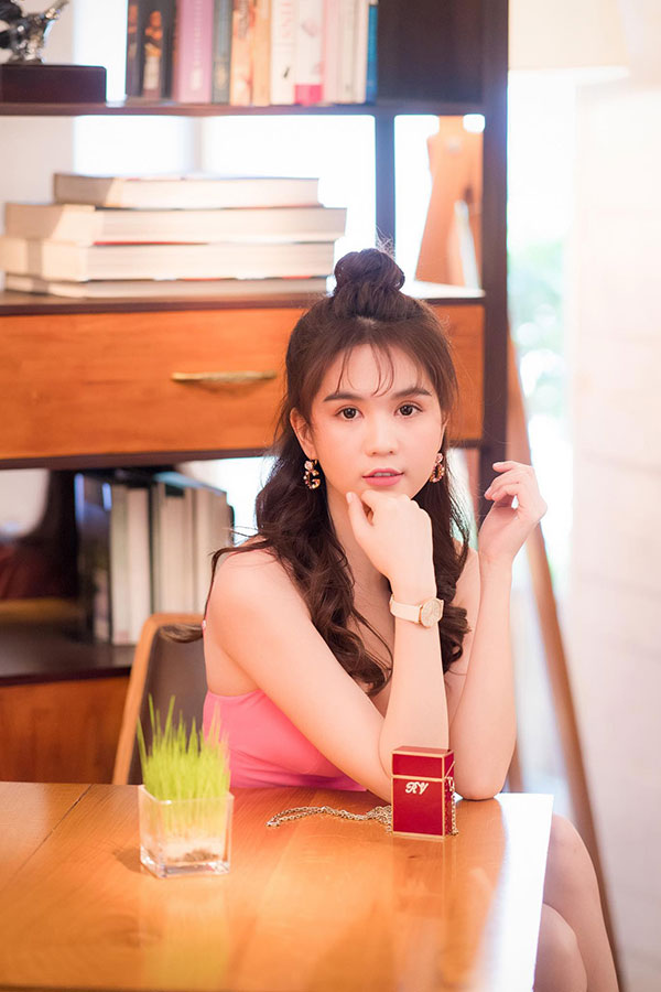 Chịu chơi như Ngọc Trinh hay Mai Phương Thúy, mua hẳn túi xách đắt tiền chỉ để đựng... 1 thỏi son